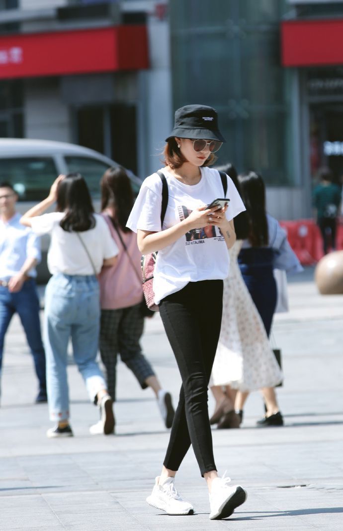 街拍:小美女V领衬衣搭配毛边牛仔热裤,尽显纤细美腿,让人羡慕