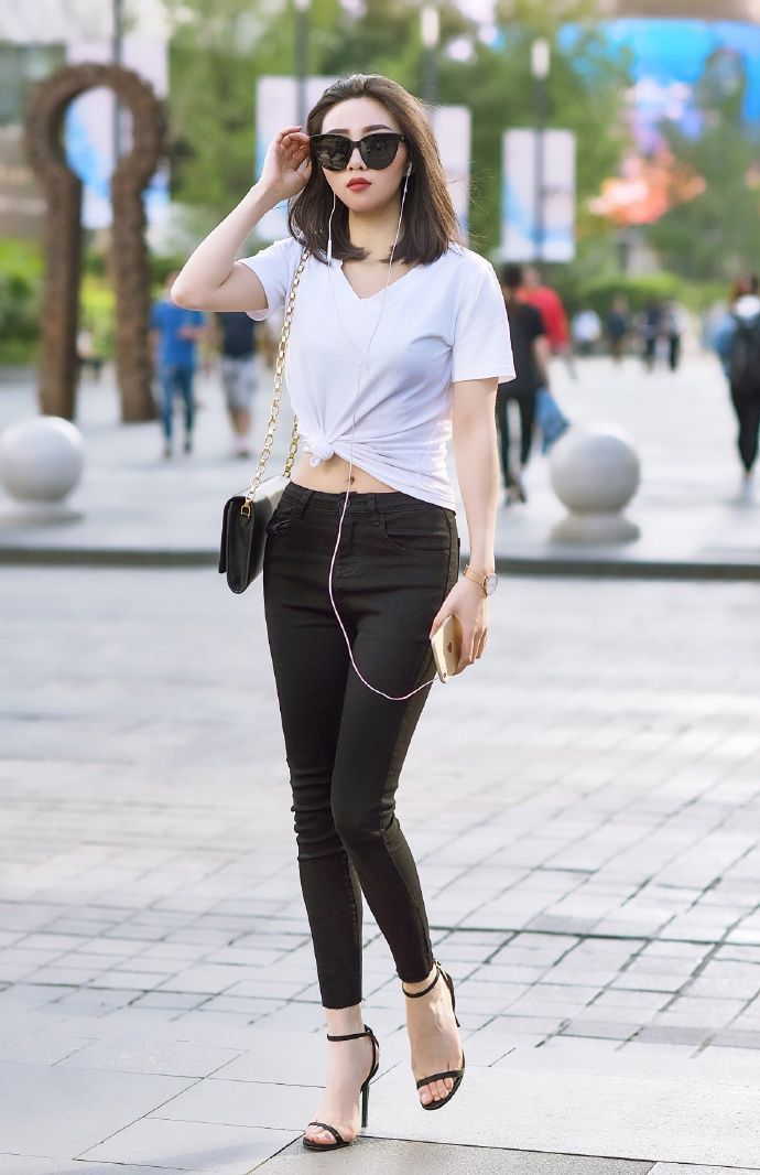 牛仔裤|针织衫搭配牛仔裤的小美女，简约时尚的打扮，也能穿得很时髦