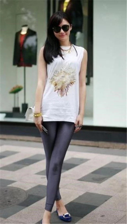 街拍:美女粉色V领连衣裙,长发披肩,身材玲珑有致