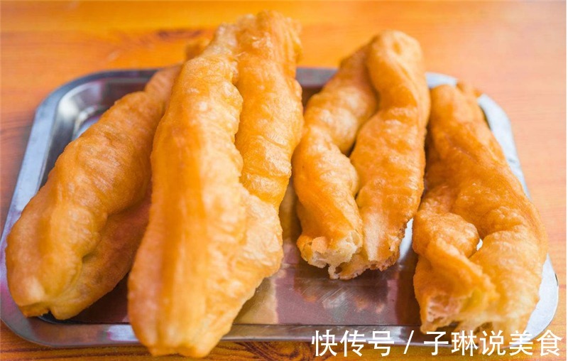 自己在家就能做油条,香酥脆软,两根不够吃!