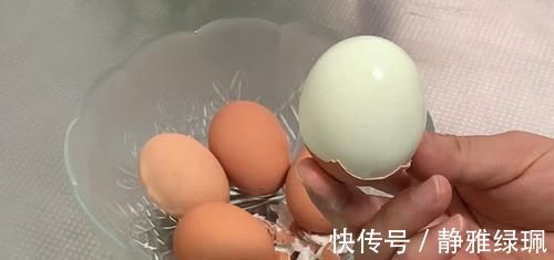 煮鸡蛋可不能只用清水多加这1步,蛋壳一碰就掉,更嫩更营养