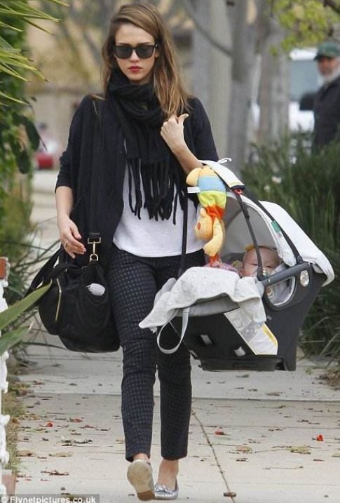 抱抱|为什么宝宝都会走路了,仍然坚持要抱抱?背后的原因让人心疼