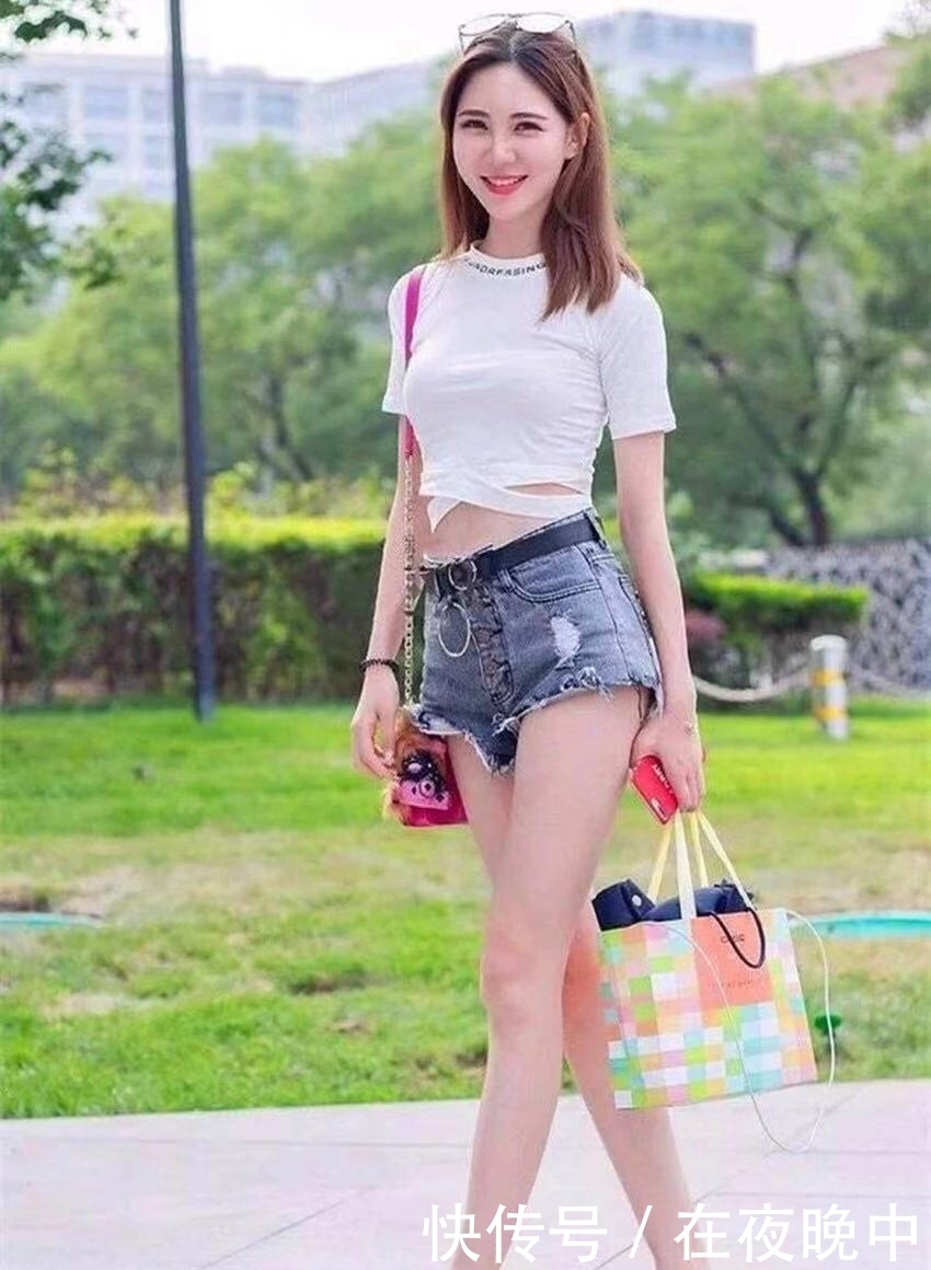 白皙|街拍:白皙靓丽性感的妹子,搭配有致给人非常轻松的感觉!