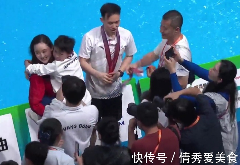 全红婵“大闹”颁奖典礼！连抱3奥运冠军，现场观众喊到撕心裂肺