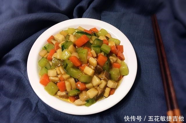切成丁|冬天,牛肉羊肉少吃,这三种素菜搭配在一起,孩子喊着要天天吃!