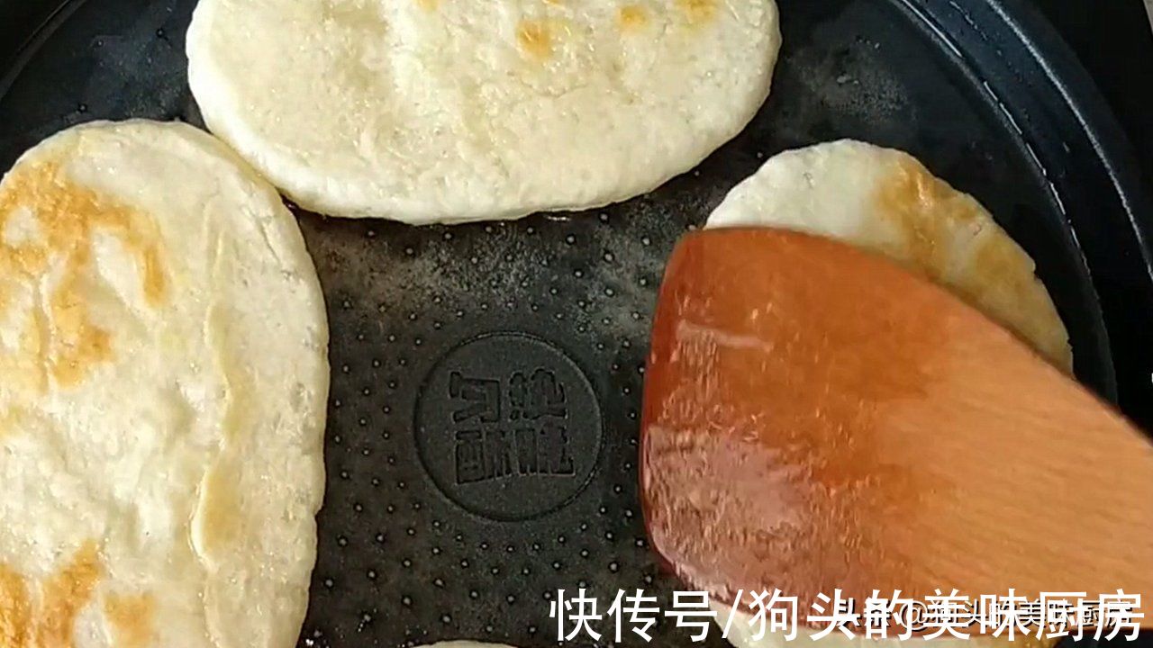 发面饼怎么做最简单？一碗面粉一碗水，用筷子一搅，蓬松又暄软