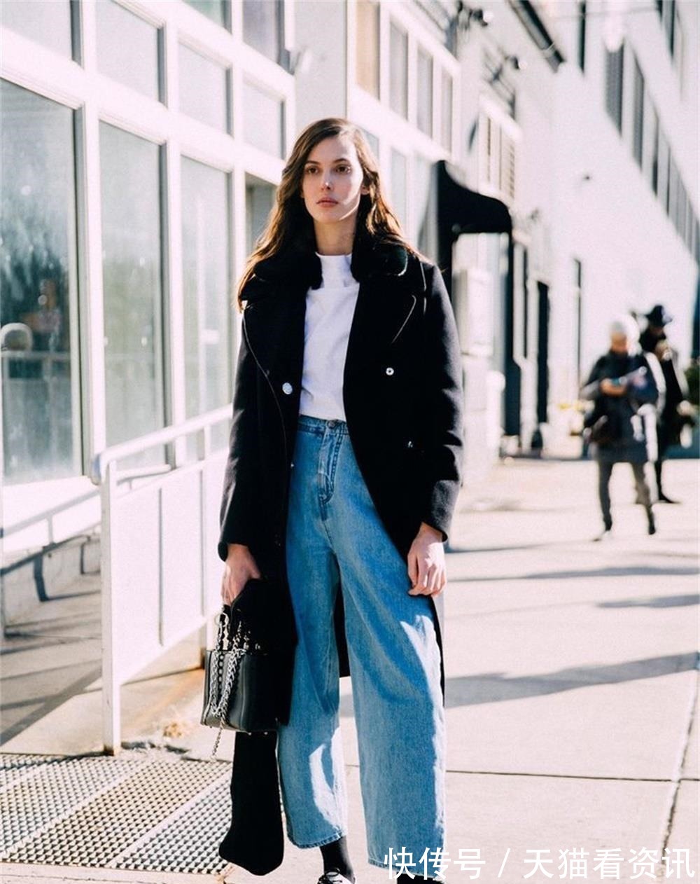 穿搭 “风衣+阔腿裤”,才是今年最显瘦的穿搭,时髦优雅,长肉也不怕