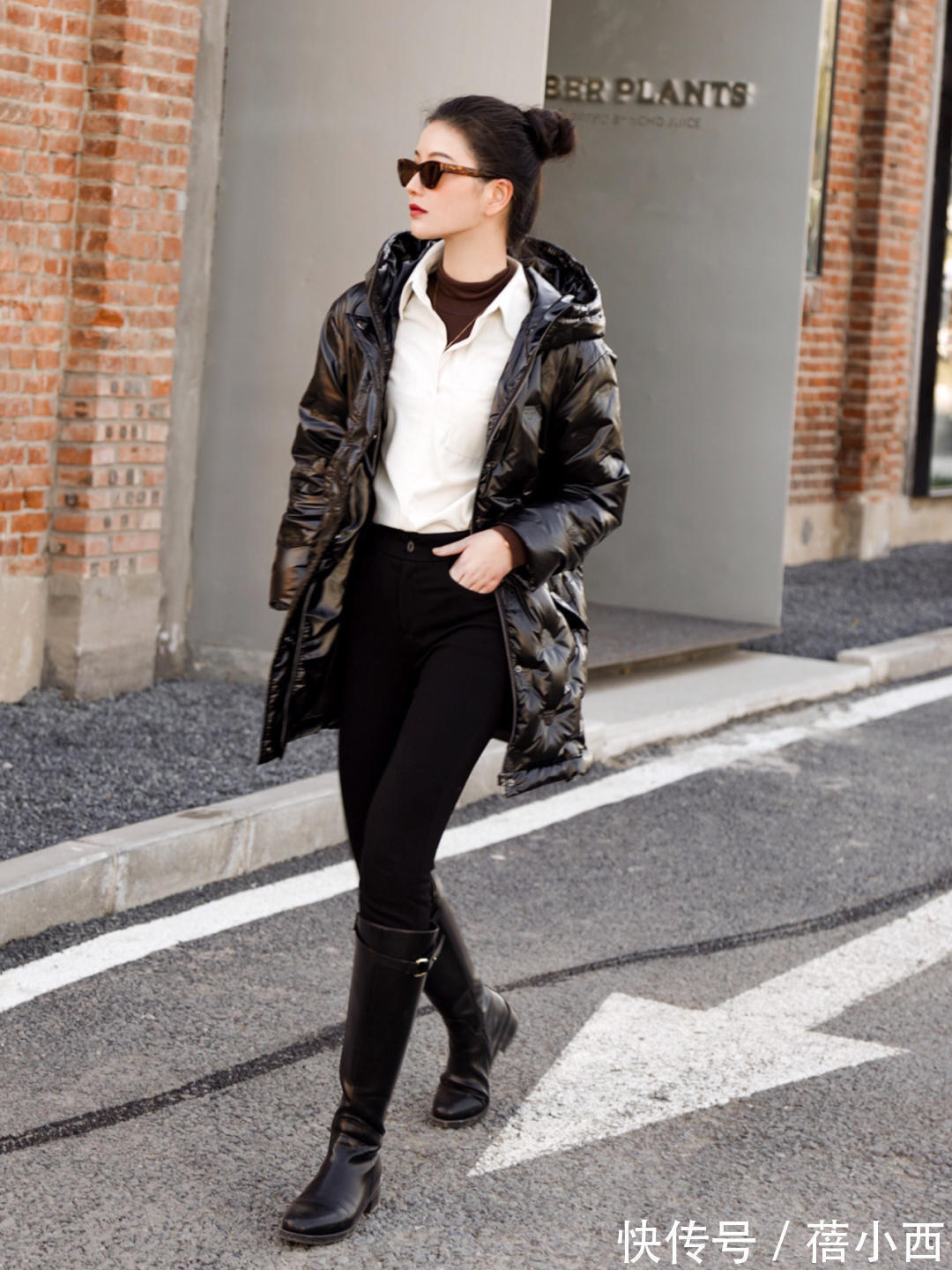 立领处 见过世面的女人,都喜欢“羽绒服”的搭配,这才是真正的优雅