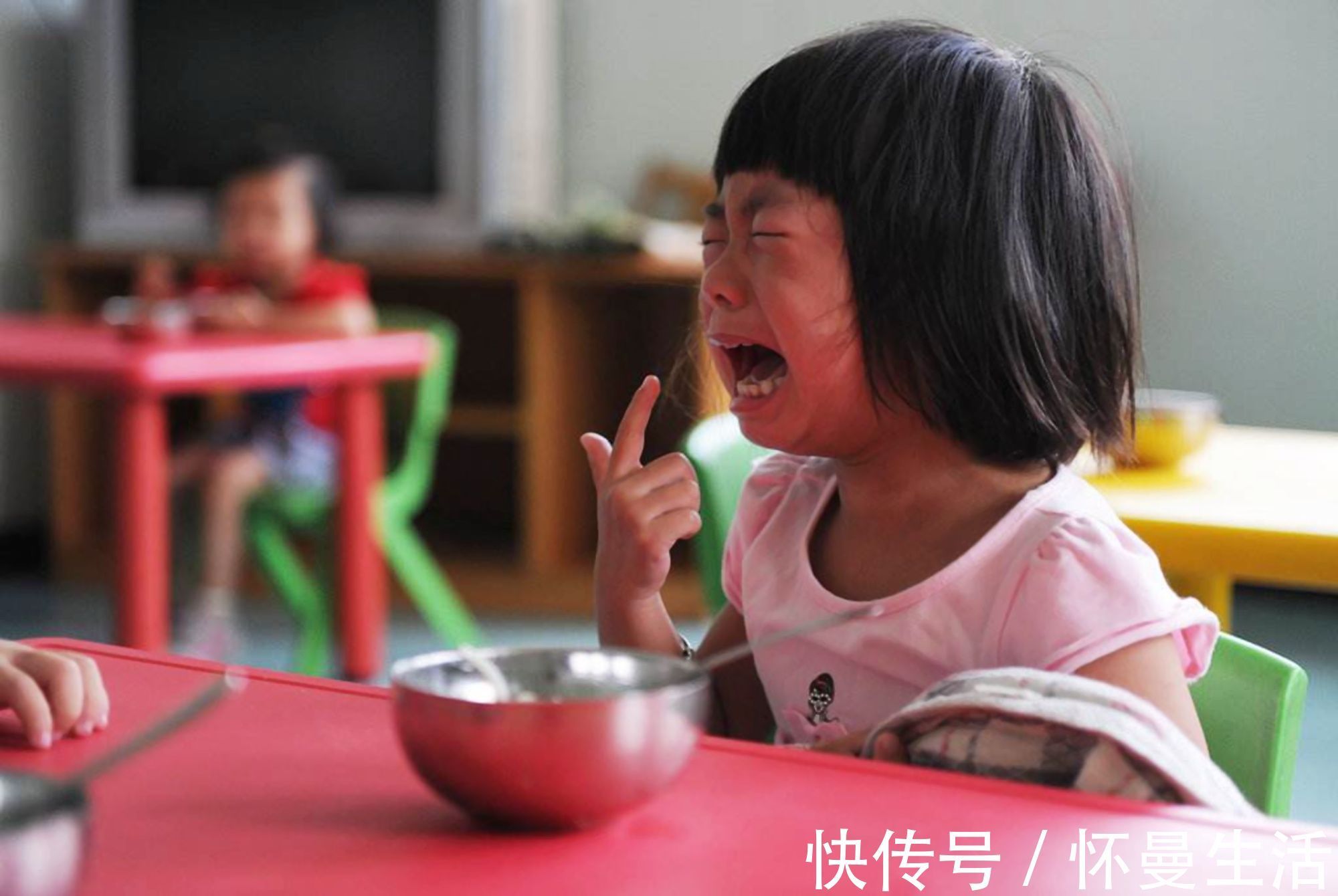 小孩|从小爱“挖鼻孔”的孩子,长大逃不出三种结局,爸妈别不当回事