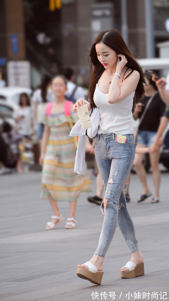 街拍|成都街拍,单排扣牛仔短裙搭配白色T恤,时髦与魅力并存!