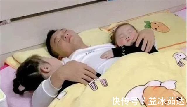 宝妈|三胞胎“午休照”火了,看到弟弟睡姿,网友全网混得最差男宝