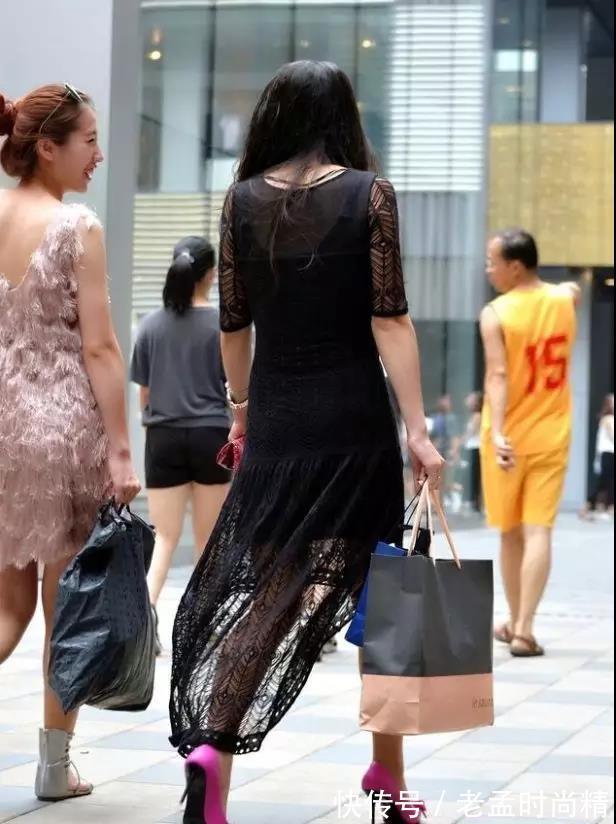 知性 街拍:穿黑裙戴眼镜的知性性感美妇