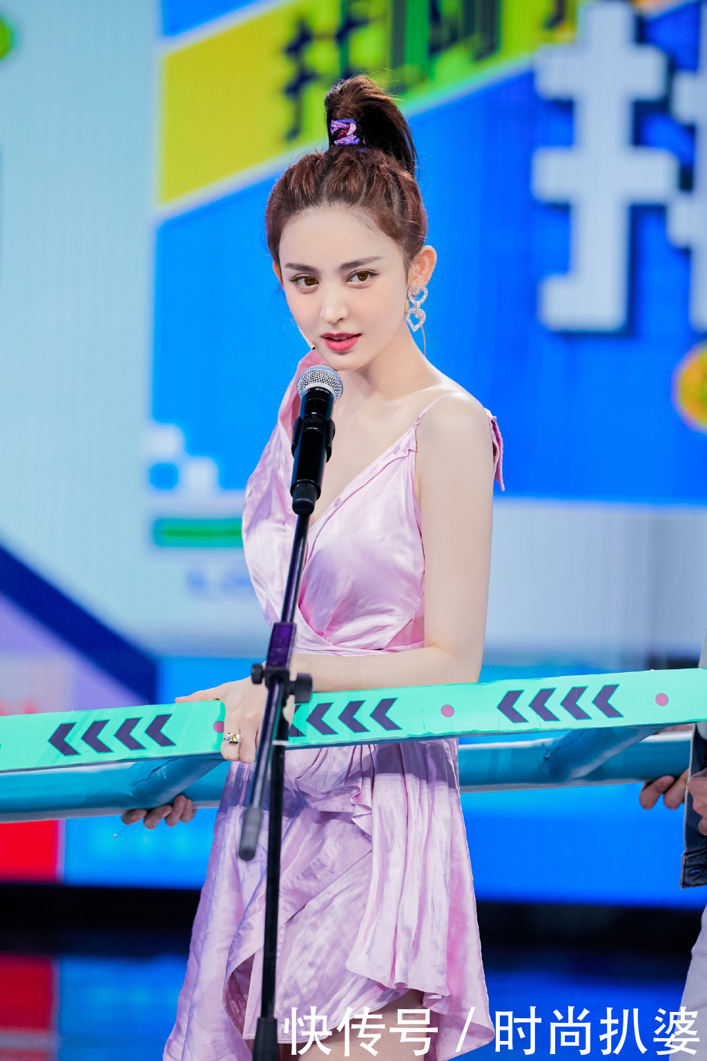 连衣裙|娜扎颜美身材好,上综艺太养眼!可这件近万睡衣风连衣裙太显廉价