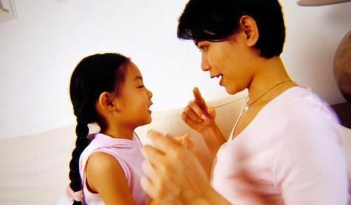 相劝|女孩一丝不挂和妈妈逛超市,路人好心相劝,却被怒怼多管闲事