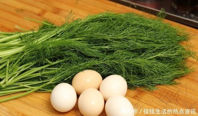 小董|7月，遇见这菜我从不放过，2块钱一斤，又香又嫩，常吃胃口好