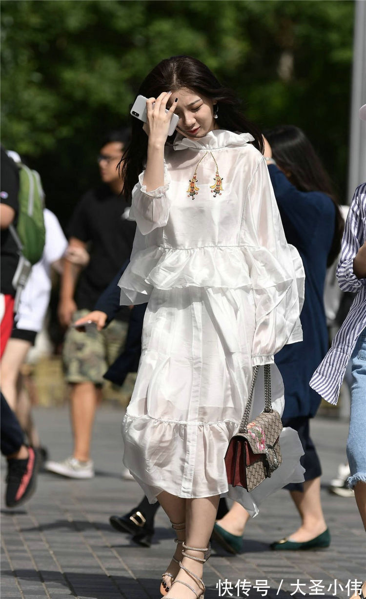 穿搭|美女街拍:小姐姐的这身是非常漂亮的长裙,加上一头黑色长发,看起来更精致