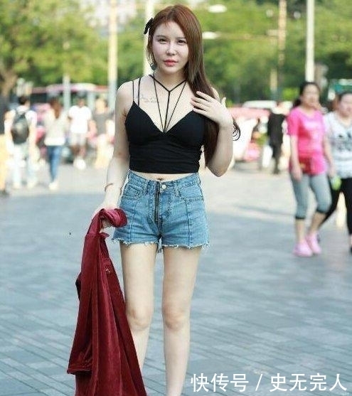 小姐姐|街拍:花枝招展的美女,曲线丰腴,简单穿着搭出了女神的气质!