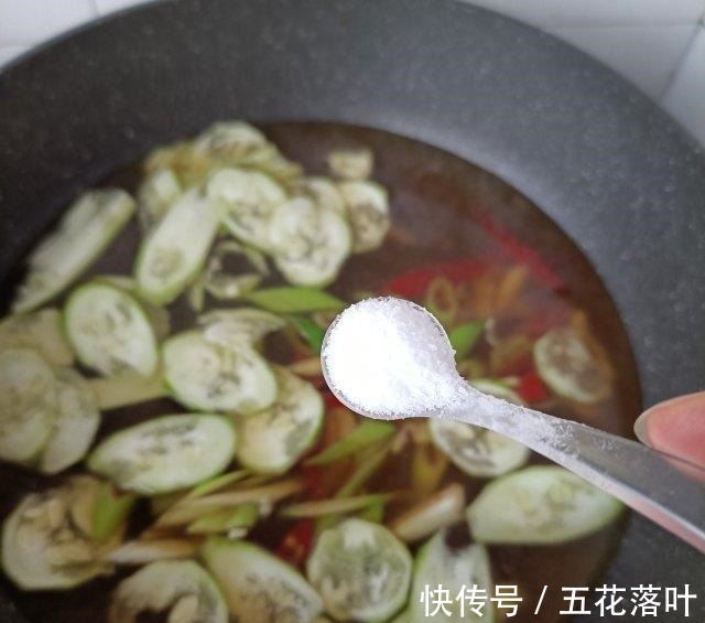 红油|红油猪肝面，香辣过瘾，顺滑爽口！