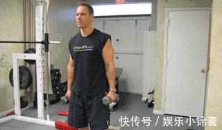 手臂|让肱二头肌越来越饱满，“哑铃向上弯曲”坚持练起来