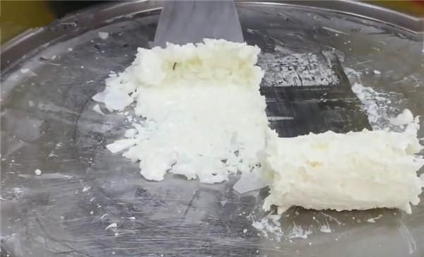 冻酸奶|外国小哥发明新款小吃,用矿泉水“炒”出来的冰淇淋是什么味道