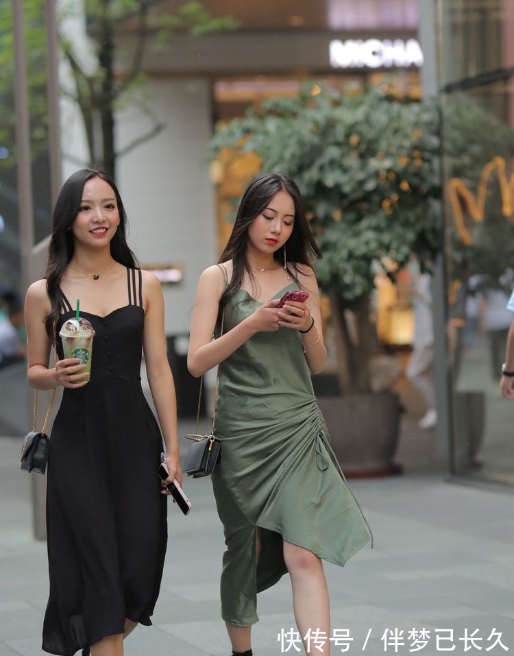 绿色连衣裙|墨绿色连衣裙搭配黑色高跟鞋,贴身舒适,彰显慵懒风格