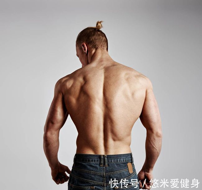 杠铃片|山羊挺身的正确训练方法,按照5个步骤操作,强化腰背部肌肉力量