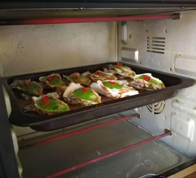 奶油|菠菜烤生蚝,个头肥美,海鲜味十足,好吃到爆