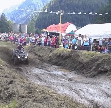 |搞笑GIF:突然感觉不对劲 以后再也不穿裙子帮人推车了