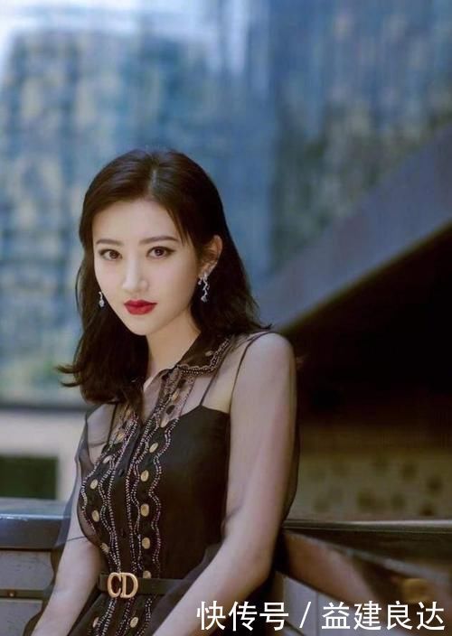 脸小|丸子头已经不流行了,今年这5种“发型”是真火,简单大方显脸小