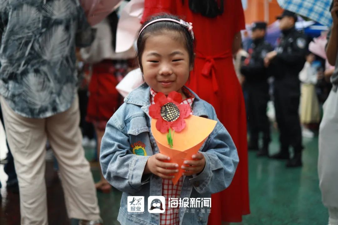 日照实验高中|刚刚！日照高考雨中结束！他第一个冲了出来！这些感动瞬间......