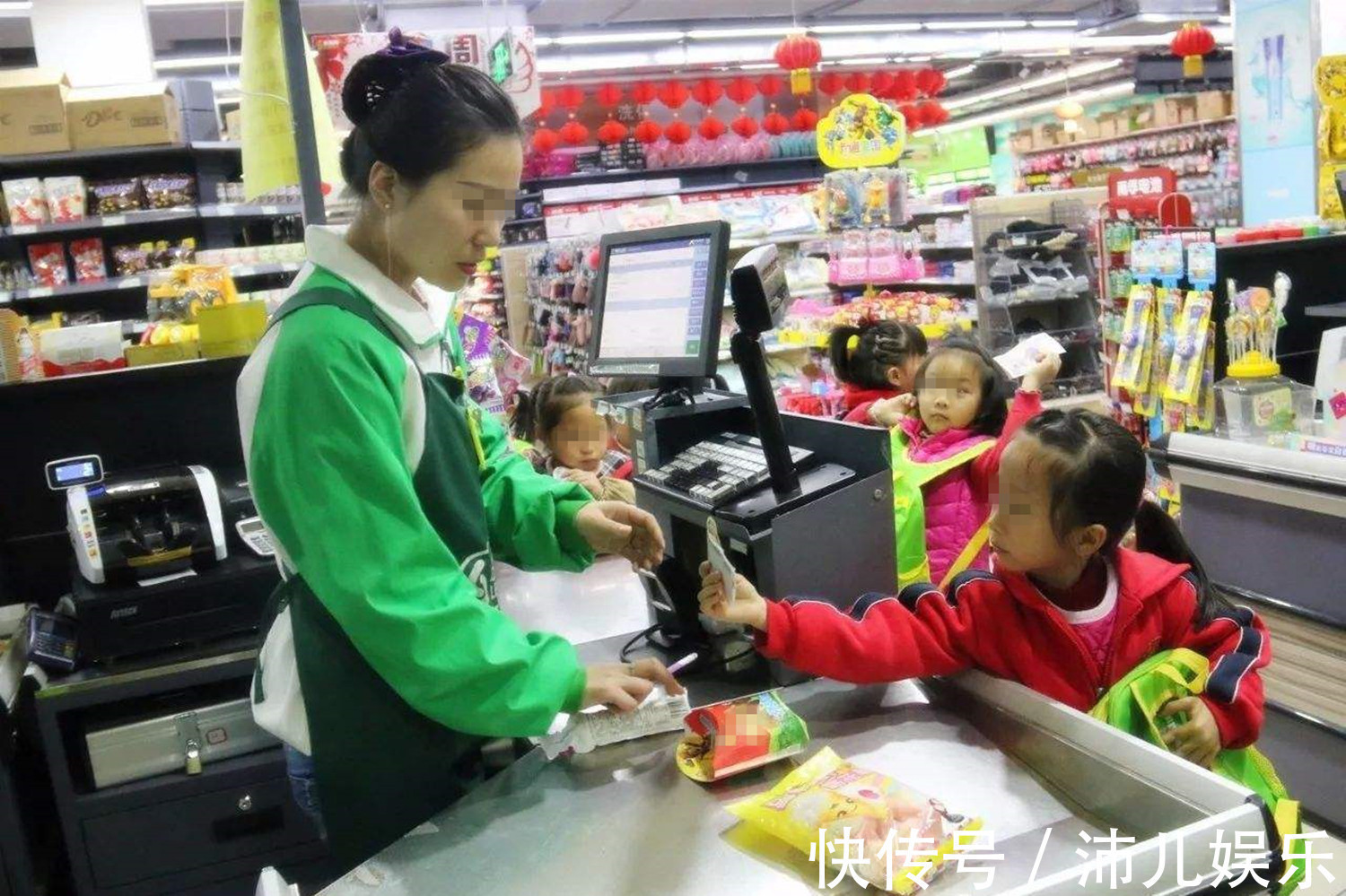 儿子|4岁儿子拿了根棒棒糖忘付钱,超市要求十倍赔偿,妈妈的做法获赞