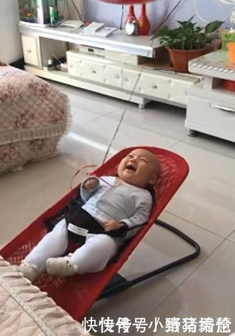 孩子|“最懒爸爸”火了，为偷懒想出哄娃妙招，宝宝一个人玩得不亦乐乎