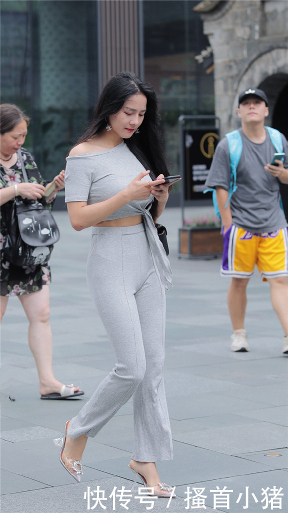 小姐姐|小姐姐身着高级灰修身套装,优雅美丽,是街上一道美丽的风景线