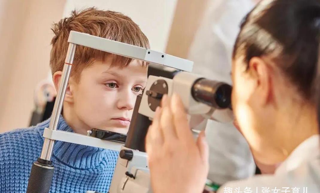 张女子|孩子近视,爸爸不许配眼镜,配一次摔一次,眼科医生:真是太无知