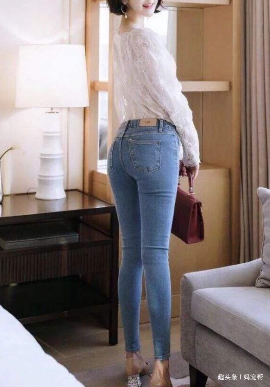 一字拖 破洞牛仔裤,搭配方块金属扣高跟鞋,显高显瘦,散发自信魅力