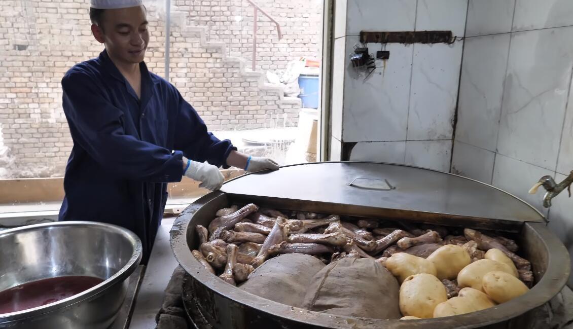 饭店|饭店老板做手抓羊肉，用一招让羊肉变紧实没膻味，每天煮几十只羊