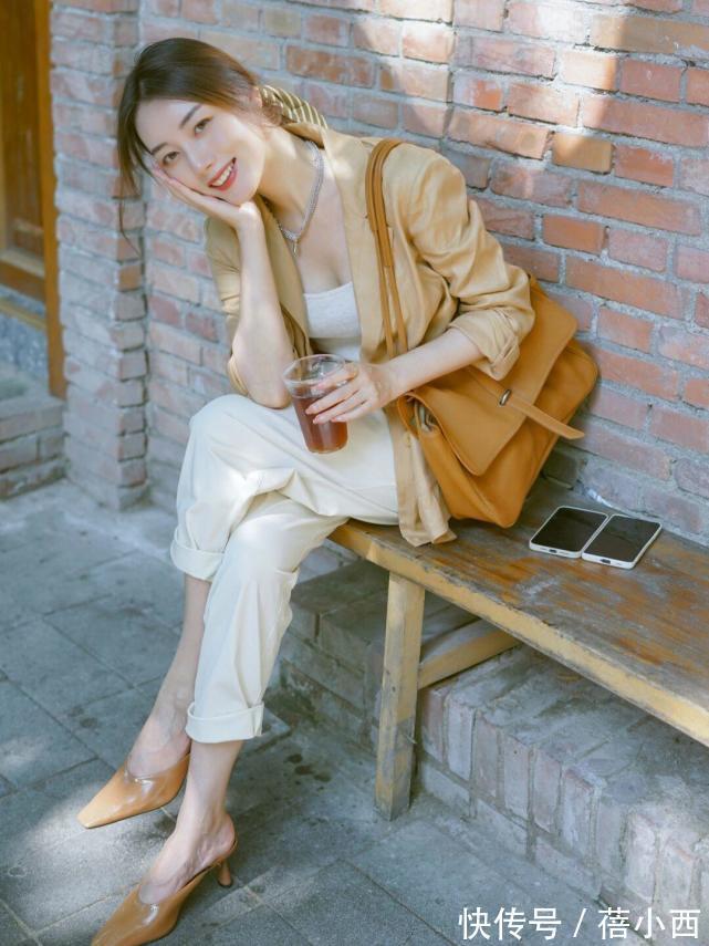 包包 穿衣简约高级的女性,春季都穿“西装”,看这些气质博主就知道了
