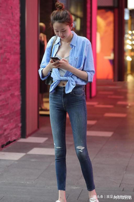 美女早秋穿搭,简单小妙招,时尚感提升了不止一个度