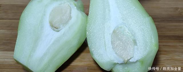 倒入|佛手瓜最健康的吃法,不煮汤不炒肉,出锅又香又下饭,真解馋