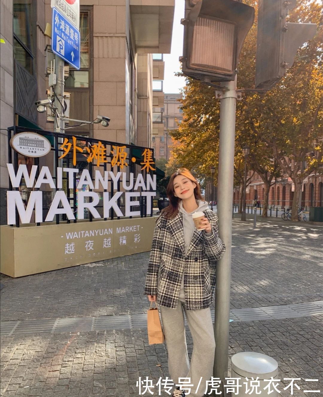 冬季不知选什么“内搭”？简约的连帽卫衣，才是“百搭神器”