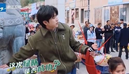 做游戏牵女粉丝的手，对比蔡徐坤成毅，暴露男明星真实修养