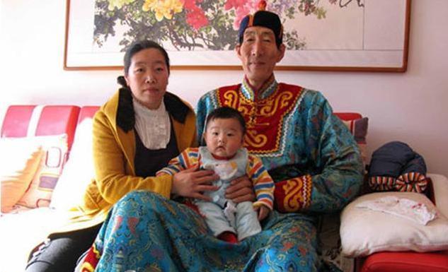 鲍喜顺|“中国第一巨人”鲍喜顺56岁娶妻,不听劝阻生下孩子,现状如何?