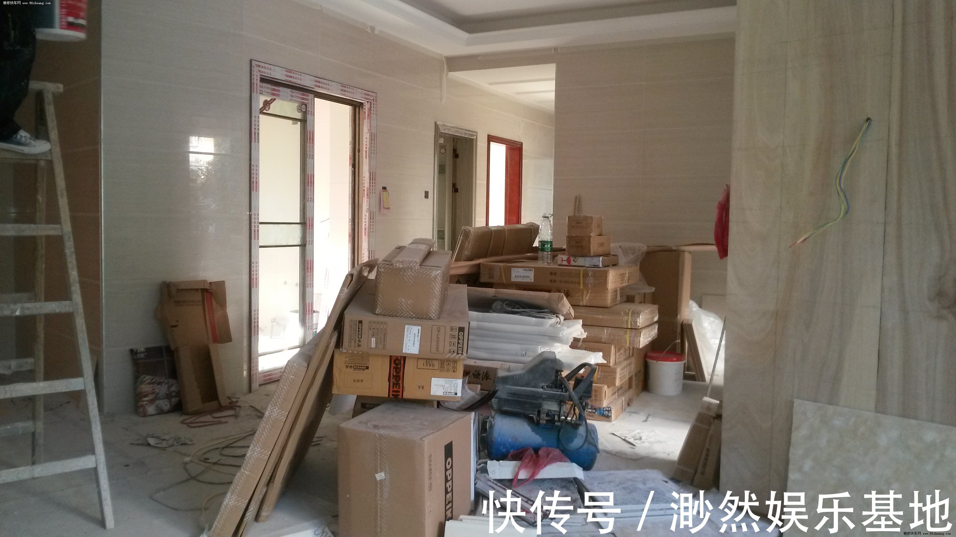 地板|家里装修时，她得罪了一个木工，木工偷偷在她的地板下钉了颗钉子