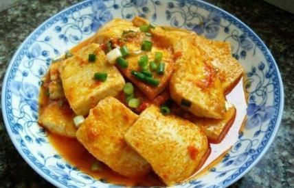 煎豆腐，最忌直接下锅煎！大厨教你3招，豆腐外酥里嫩，完整不破