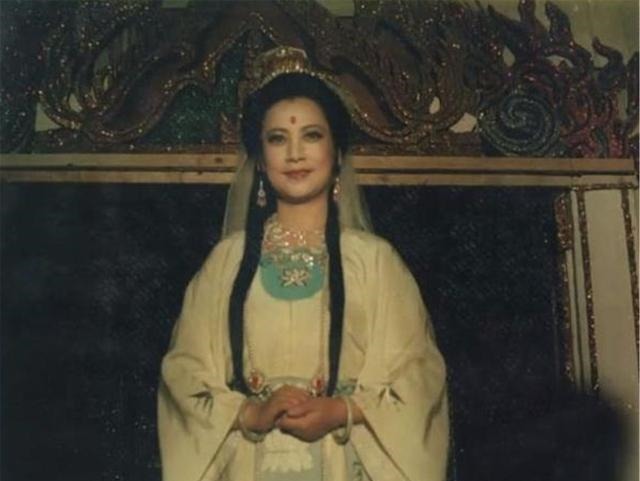 饰演|她扮演观音菩萨真假难辨,片场演员对她合掌磕头祭拜,如今已信佛