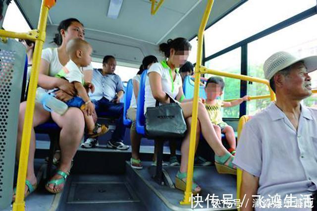臭臭|1岁娃公交车上憋不住想拉臭臭,妈妈的做法赢得全车人点赞
