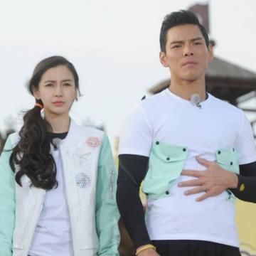 跑男家族录制时都喝饮料,唯独baby不一样,看清喝的啥太敬业