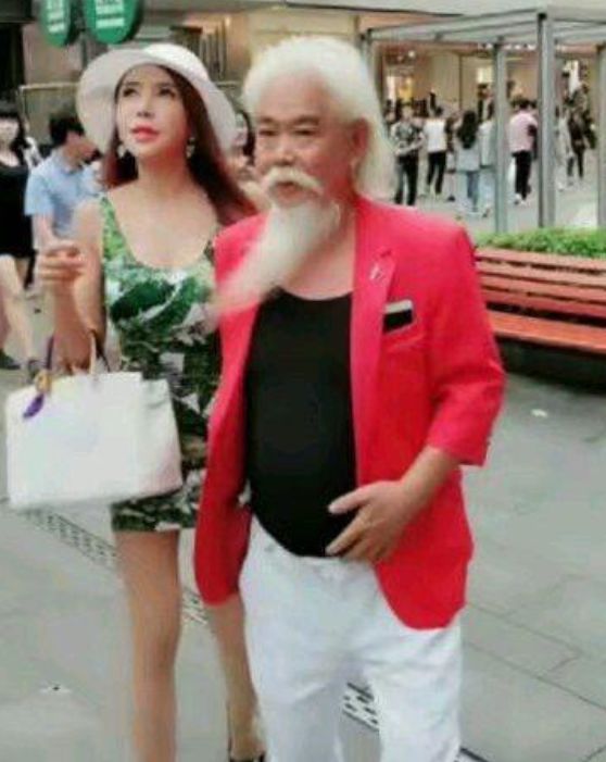 潘金莲&她是“最美潘金莲”,一婚嫁1米小矮人,现二婚嫁2米巨人!