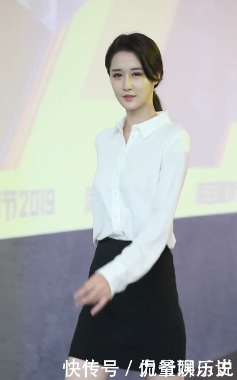 白衬衣黑裙子，搭配上黑色高跟鞋也太耐看了