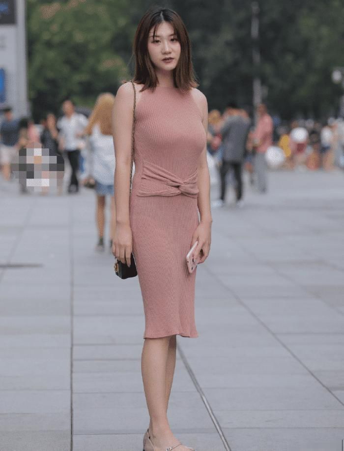 蝴蝶结|小姐姐一身粉色长裙,蝴蝶结设计,彰显温婉气质